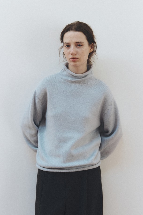 라이트 블루 컬러의 캐시미어 블렌드 하이넥 탑입니다. 부드러운 촉감의 캐시미어와 울 혼방 소재로 제작되어 가을, 겨울 시즌에 따뜻하게 착용할 수 있습니다. 레귤러 핏에 긴 소매 기장으로, 미니멀하고 베이직한 디자인이 돋보입니다. 출근룩, 미니멀, 클래식 스타일을 선호하는 여성분들께 추천합니다. 두께감 있는 하이넥 디자인이 포근함을 더하며, 다양한 하의와 매치하여 세련된 룩을 연출할 수 있습니다.
