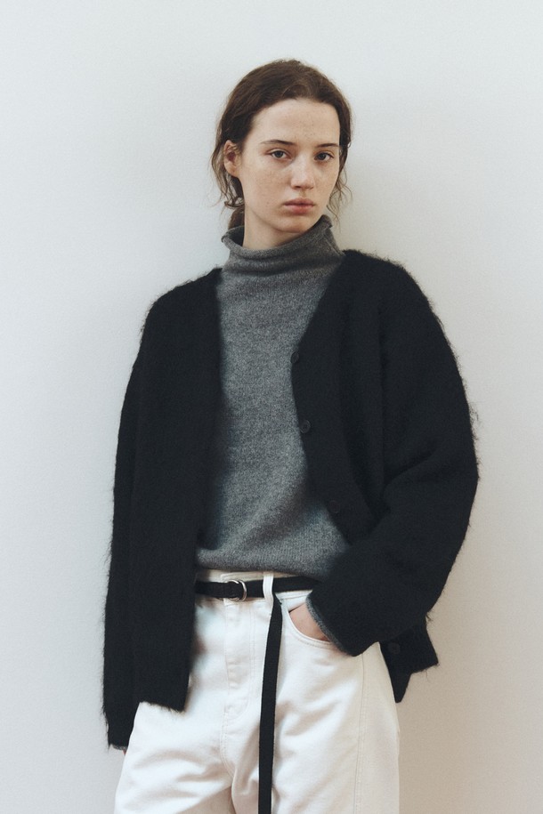 캐시미어 블렌드 하이넥 탑_그레이는 여성의 가을, 겨울 스타일을 책임질 니트/스웨터입니다. 캐시미어와 울 소재의 부드러운 촉감이 특징이며, 레귤러핏과 긴 소매 기장으로 편안한 착용감을 선사합니다. 미니멀하고 베이직한 디자인에 하이넥 터틀넥 스타일로 세련된 무드를 연출하며, 출근룩과 오피스룩에 적합합니다. 두꺼운 두께감으로 따뜻함을 더하고, 무지 패턴의 심플함이 돋보입니다.
