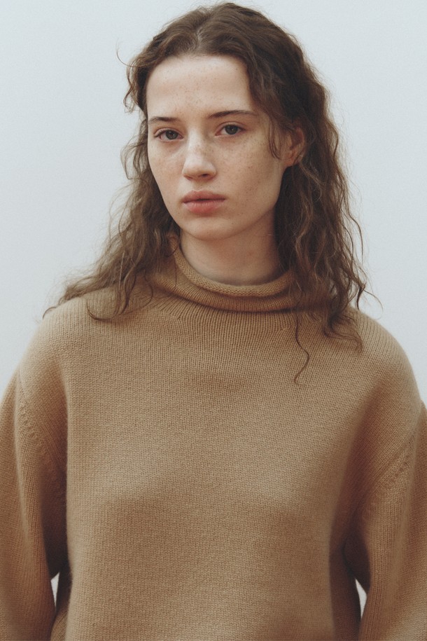 캐시미어 블렌드 하이넥 탑_카멜은 여성스러운 실루엣을 연출하는 니트/스웨터입니다. 캐시미어와 울의 혼방으로 제작되어 부드러운 촉감과 뛰어난 보온성을 자랑하며, 가을과 겨울에 따뜻하게 착용할 수 있습니다. 베이직하고 미니멀한 디자인으로, 하이넥과 긴소매, 레귤러 핏이 특징입니다. 출근룩, 오피스룩, 모임룩 등 다양한 TPO에 활용 가능하며, 클래식 및 미니멀 스타일을 선호하는 분들께 추천합니다.
