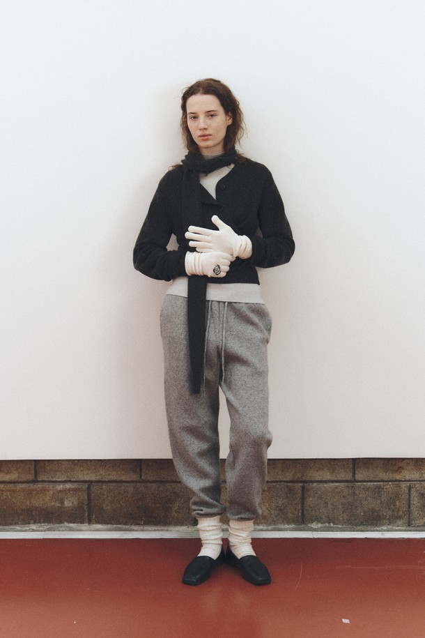 퓨어 울 조거 팬츠_그레이는 남녀 모두 착용 가능한 캐주얼, 스포티 스타일의 울 소재 조거 팬츠입니다. 가을, 겨울 시즌에 어울리는 두꺼운 두께감과 부드러운 촉감, 릴랙스핏으로 편안한 착용감을 선사합니다. 밑단 시보리 디자인으로 활동성을 높였으며, 출근룩, 여행룩 등 다양한 TPO에 활용 가능합니다. 미니멀한 무드의 무지 디자인으로 어떤 스타일에도 쉽게 매치할 수 있는 실용적인 아이템입니다.
