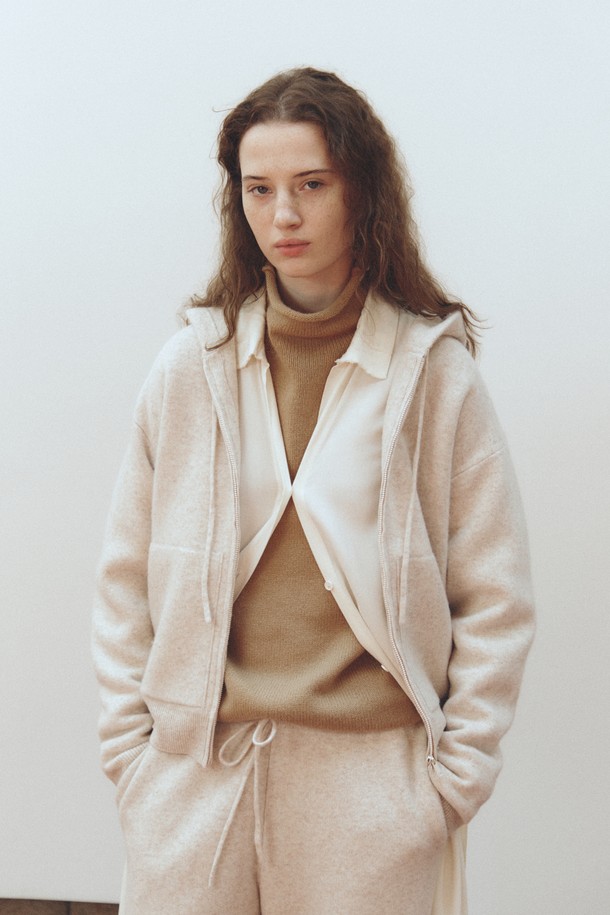 [12/26 예약 배송] 퓨어 울 후디_페일 베이지는 부드러운 촉감의 순수 울 소재로 제작된 여성용 후디입니다. 베이직하고 캐주얼한 스타일로, 겨울철 집콕룩에 적합한 아이템입니다. 루즈핏으로 편안함을 강조했으며, 긴 소매와 후드 디자인이 특징입니다. 페일 베이지 컬러의 무지 패턴으로 미니멀하고 클래식한 분위기를 연출합니다. 두꺼운 두께감으로 따뜻하게 착용할 수 있는 예약 배송 상품입니다.
