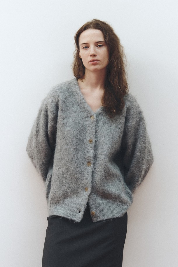 부드러운 헤어리 텍스처가 돋보이는 SOFT HAIRY TEXTURE CARDIGAN(소프트 헤어리 텍스처 가디건)_GREY입니다. 여성용으로, 가을과 겨울에 따뜻하게 입을 수 있는 두꺼운 울 소재의 크롭 기장 가디건입니다. 라운드넥 디자인에, 톤 다운된 그레이 컬러와 무지 패턴으로 캐주얼하고 베이직한 스타일을 연출합니다. 루즈핏으로 편안하게 착용 가능하며, 데이트룩이나 모임룩에 활용하기 좋습니다. 긴 소매와 버튼 여밈 디테일로 클래식하고 미니멀한 스타일을 완성해보세요.
