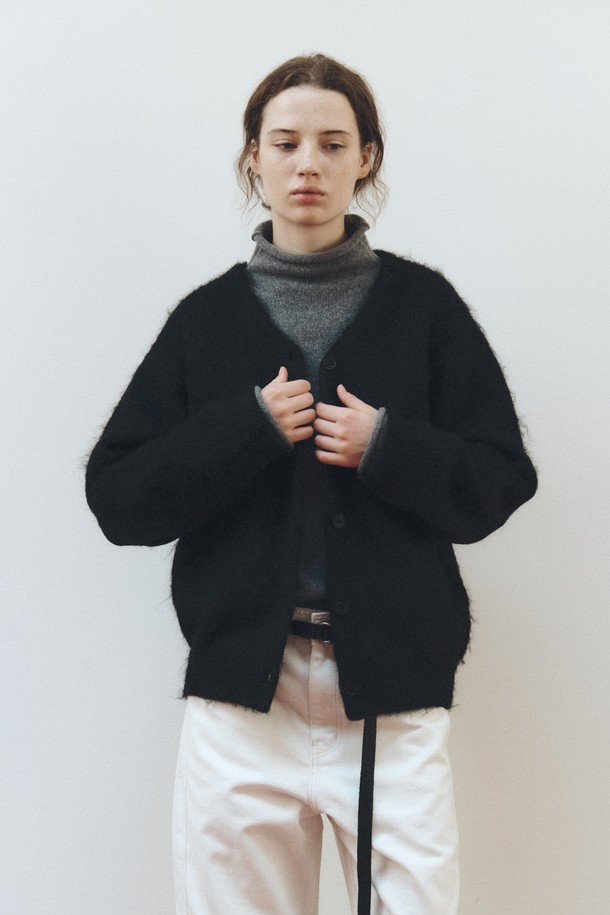 소프트 헤어리 텍스처 카디건_블랙은 부드러운 촉감과 따뜻함을 선사하는 여성용 니트/스웨터입니다. 가을, 겨울 시즌에 어울리는 루즈핏의 긴소매 카디건으로, 베이직하고 미니멀한 스타일을 연출합니다. 울 소재로 제작되어 포근하며, 헤어리 텍스처가 특징입니다. 라운드넥 디자인에 무지 패턴으로 어떤 옷에도 쉽게 매치할 수 있어 출근룩, 모임룩 등 다양한 TPO에 활용 가능합니다. 클래식, 미니멀, 캐주얼 등 폭넓은 스타일을 소화하는 활용도 높은 아이템입니다.
