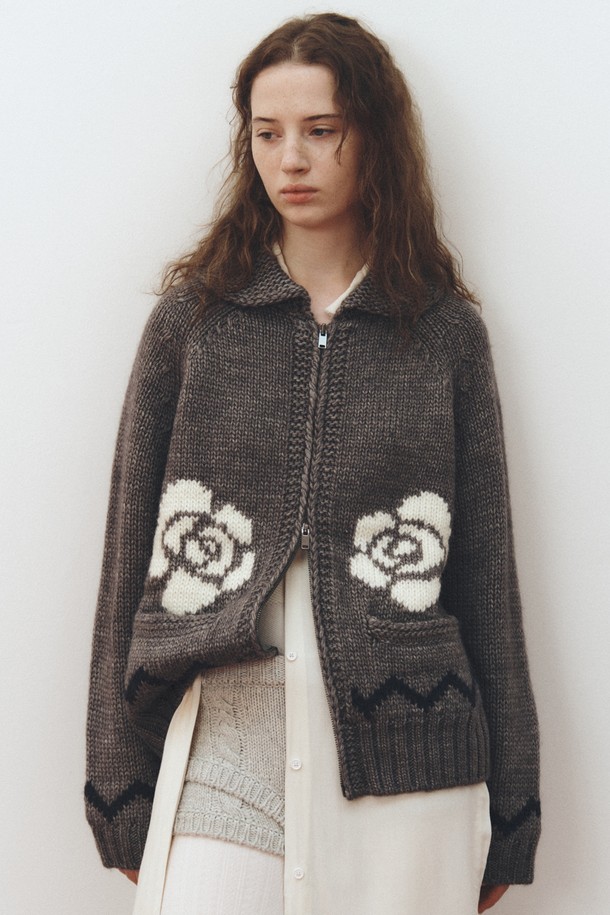 ROSE 카우칭 칸 카디건_그레이는 여성용 니트/스웨터 카테고리에 속하는 캐주얼 스타일의 집업 가디건입니다. 가을, 겨울에 착용하기 좋으며, 울 50%, 아크릴 50% 혼방 소재로 제작되어 따뜻하고 포근한 착용감을 선사합니다. 릴랙스 핏에 긴 소매, 라운드넥 디자인으로 편안하게 착용할 수 있으며, 소매단과 밑단에 배색 포인트를 주어 세련된 느낌을 더했습니다. 로즈와 코위찬 패턴이 돋보이는 두꺼운 두께감의 그레이 컬러 카디건으로, 데일리룩에 포인트 아이템으로 활용하기 좋습니다. 지퍼 클로징 방식으로 간편하게 여밀 수 있습니다.
