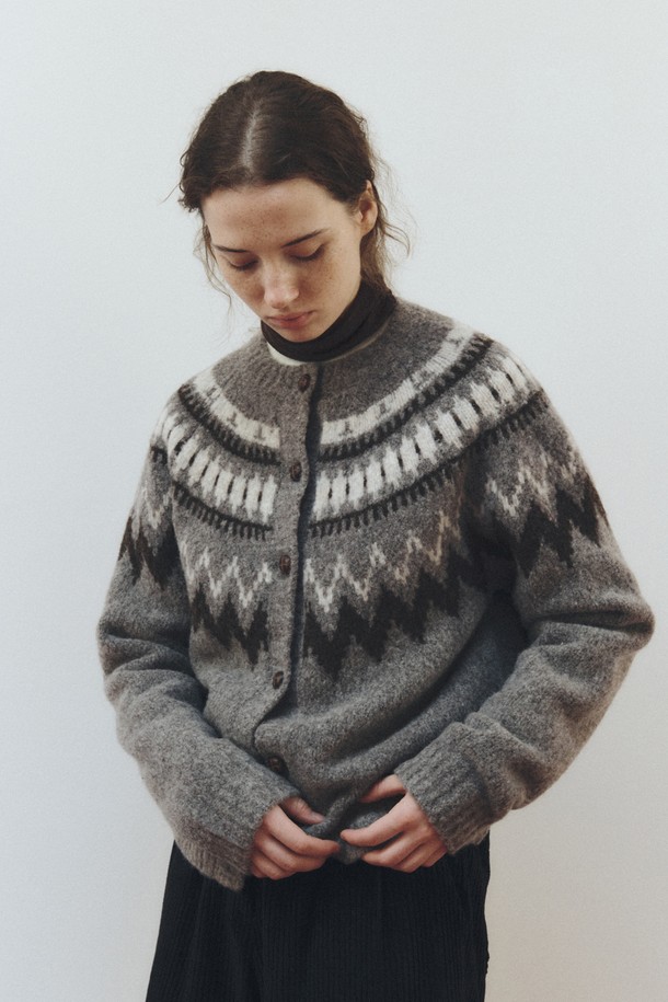 노르딕 청키 카디건_그레이는 여성용 니트/스웨터 카테고리에 속하는 제품입니다. 울 블렌드 원사를 사용하여 부드러운 촉감을 자랑하며, 겨울철 일상과 출근룩, 모임룩에 모두 잘 어울립니다. 클래식하고 캐주얼한 스타일을 연출하며, 다양한 이너웨어와 레이어드하여 스타일링할 수 있습니다. 레귤러 핏의 터틀넥 디자인과 긴 소매, 두꺼운 두께감으로 따뜻함을 더합니다. 노르딕 패턴이 돋보이는 그레이 및 라이트블루 컬러의 카디건입니다.
