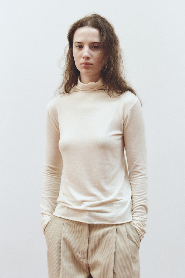 라이트 옐로우 컬러의 소프트 울 저지 탑은 가을, 겨울 시즌 당신의 출근룩에 미니멀하고 클래식한 무드를 더해줄 여성 상의입니다. 부드러운 촉감의 울 소재와 레귤러 핏, 라운드넥 디자인으로 편안한 착용감을 선사합니다. 두꺼운 두께감과 긴 소매 기장이 따뜻함을 유지해주며, 무지 패턴의 디자인으로 다양한 하의와 손쉽게 매치할 수 있습니다. 일상 속에서 세련된 스타일을 연출하고 싶은 여성분들께 추천합니다.
