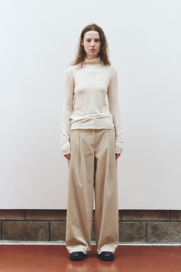 SOFT WOOL JERSEY TOP_브라운은 부드러운 울 소재로 제작된 여성용 하이넥 긴소매 상의입니다. 가을, 겨울 시즌에 어울리는 두꺼운 두께감으로 포근하게 착용할 수 있으며, 레귤러 핏으로 편안함을 더했습니다. 미니멀하고 베이직한 디자인으로 출근룩은 물론 다양한 일상 스타일에도 활용하기 좋습니다. 브라운 색상과 무지 패턴은 어떤 하의에도 매치하기 용이하며, 버튼 디테일이 은은한 포인트를 더합니다.
