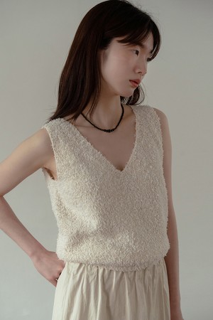 TEXTURED V-NECK SLEEVELESS TOP_IVORY