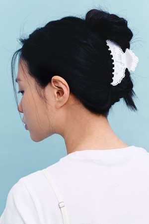 [26MID] EYELET HOTFIX HAIR CLAW (IVORY)