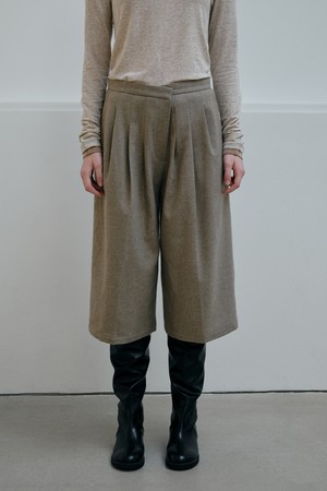 PLEATED BERMUDA PANTS_BEIGE