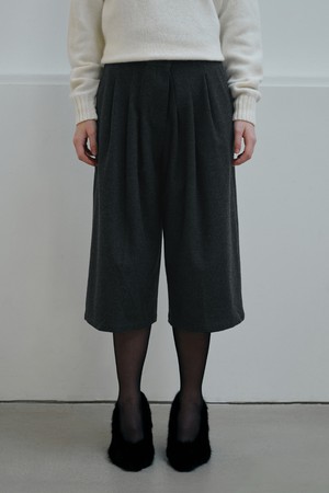 PLEATED BERMUDA PANTS_CHARCOAL