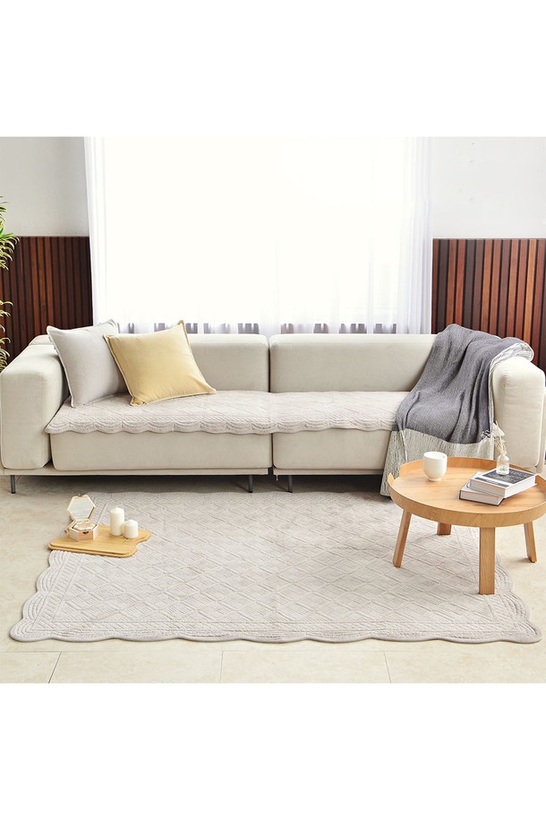 [한일카페트] 모던퀼팅 극세사 워싱 카페트는 부드러운 극세사 소재에 모던한 퀼팅 디자인이 돋보이는 제품입니다. 라이트블루, 그레이, 크림 색상으로 출시되었으며, 거실이나 침실 인테리어에 포근함을 더해줍니다. 워싱 처리로 더욱 부드러운 촉감을 느낄 수 있으며, 다양한 사이즈(80x120cm, 100x150cm, 120x170cm, 150x200cm, 170x230cm, 200x290cm, 240x340cm)로 공간에 맞춰 선택 가능합니다.
