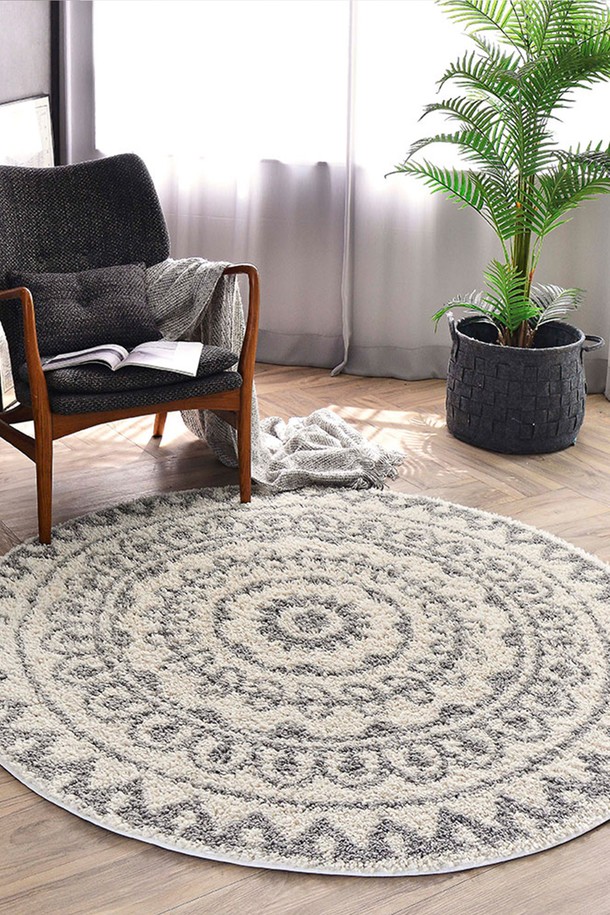 [한일카페트] 다프네 코지 카페트 러그 120 원형은 폴리에스테르 소재의 고밀도 원단으로 제작되어 흡습성이 뛰어나고 사계절 내내 사용할 수 있습니다. 120cm의 원형 사이즈에 25mm의 꼬인 파일 구조를 가진 두꺼운 카페트 러그로, 블랙, 레인보우, 그레이, 파스텔 등 다양한 컬러 옵션과 부드러운 촉감이 특징입니다. 모던한 스타일로 실내 어느 공간에도 잘 어울리며 관리가 용이합니다.
