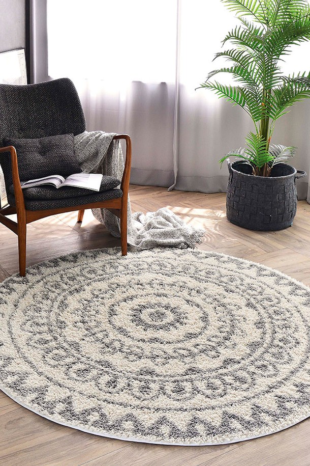 [한일카페트] 다프네 코지 카페트 러그 120 원형은 폴리에스테르 소재의 고밀도 원단으로 제작되어 흡습성이 뛰어나고 사계절 내내 사용할 수 있습니다. 120cm의 원형 사이즈에 25mm의 꼬인 파일 구조를 가진 두꺼운 카페트 러그로, 블랙, 레인보우, 그레이, 파스텔 등 다양한 컬러 옵션과 부드러운 촉감이 특징입니다. 모던한 스타일로 실내 어느 공간에도 잘 어울리며 관리가 용이합니다.
