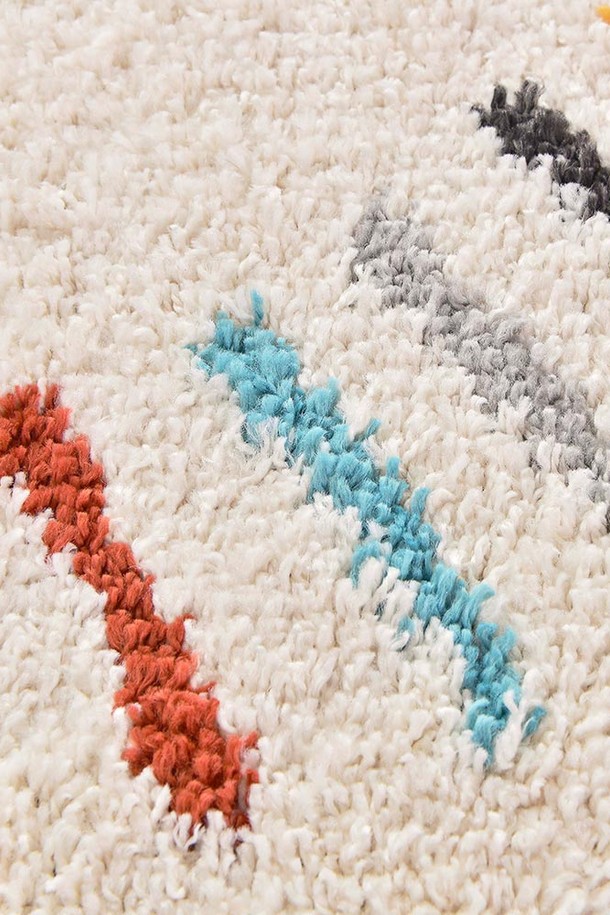 [한일카페트] 다프네 코지 카페트 러그 120 원형은 폴리에스테르 소재의 고밀도 원단으로 제작되어 흡습성이 뛰어나고 사계절 내내 사용할 수 있습니다. 120cm의 원형 사이즈에 25mm의 꼬인 파일 구조를 가진 두꺼운 카페트 러그로, 블랙, 레인보우, 그레이, 파스텔 등 다양한 컬러 옵션과 부드러운 촉감이 특징입니다. 모던한 스타일로 실내 어느 공간에도 잘 어울리며 관리가 용이합니다.
