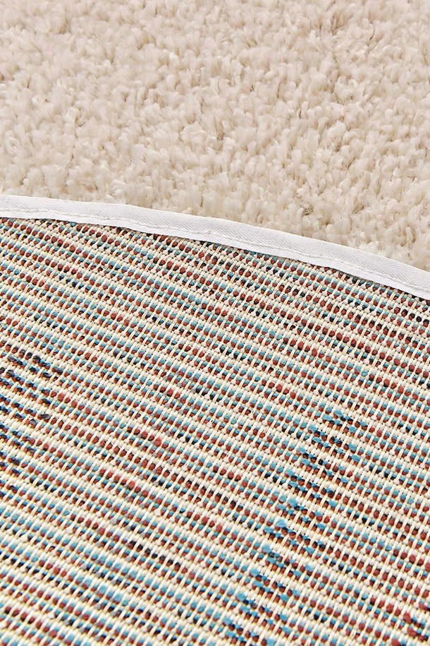 [한일카페트] 다프네 코지 카페트 러그 120 원형은 폴리에스테르 소재의 고밀도 원단으로 제작되어 흡습성이 뛰어나고 사계절 내내 사용할 수 있습니다. 120cm의 원형 사이즈에 25mm의 꼬인 파일 구조를 가진 두꺼운 카페트 러그로, 블랙, 레인보우, 그레이, 파스텔 등 다양한 컬러 옵션과 부드러운 촉감이 특징입니다. 모던한 스타일로 실내 어느 공간에도 잘 어울리며 관리가 용이합니다.
