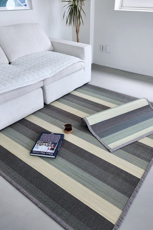 한일카페트 컬러블록 대자리는 90x180cm 1인용 사이즈로, 여름철 냉방용은 물론 거실이나 서재에서도 시원하게 사용할 수 있습니다. 통기성이 좋은 대나무 소재에 컬러 블록 스트라이프 패턴이 돋보이며, 150T 유압프레스 및 120°C 중열한 가공과 표면 코팅 처리, 수작업을 거쳐 튼튼하고 유연하게 제작되었습니다. 물세탁이 가능하여 관리가 용이하며, 직사광선을 피해 건조하면 오래도록 사용할 수 있는 내추럴 스타일의 얇은 대자리입니다.
