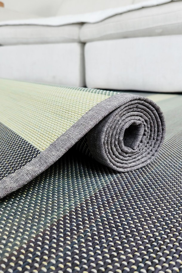 한일카페트 컬러블록 대자리는 90x180cm 1인용 사이즈로, 여름철 냉방용은 물론 거실이나 서재에서도 시원하게 사용할 수 있습니다. 통기성이 좋은 대나무 소재에 컬러 블록 스트라이프 패턴이 돋보이며, 150T 유압프레스 및 120°C 중열한 가공과 표면 코팅 처리, 수작업을 거쳐 튼튼하고 유연하게 제작되었습니다. 물세탁이 가능하여 관리가 용이하며, 직사광선을 피해 건조하면 오래도록 사용할 수 있는 내추럴 스타일의 얇은 대자리입니다.
