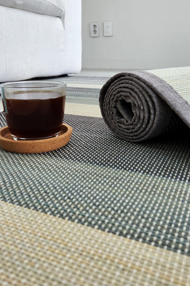 한일카페트 컬러블록 대자리는 90x180cm 1인용 사이즈로, 여름철 냉방용은 물론 거실이나 서재에서도 시원하게 사용할 수 있습니다. 통기성이 좋은 대나무 소재에 컬러 블록 스트라이프 패턴이 돋보이며, 150T 유압프레스 및 120°C 중열한 가공과 표면 코팅 처리, 수작업을 거쳐 튼튼하고 유연하게 제작되었습니다. 물세탁이 가능하여 관리가 용이하며, 직사광선을 피해 건조하면 오래도록 사용할 수 있는 내추럴 스타일의 얇은 대자리입니다.
