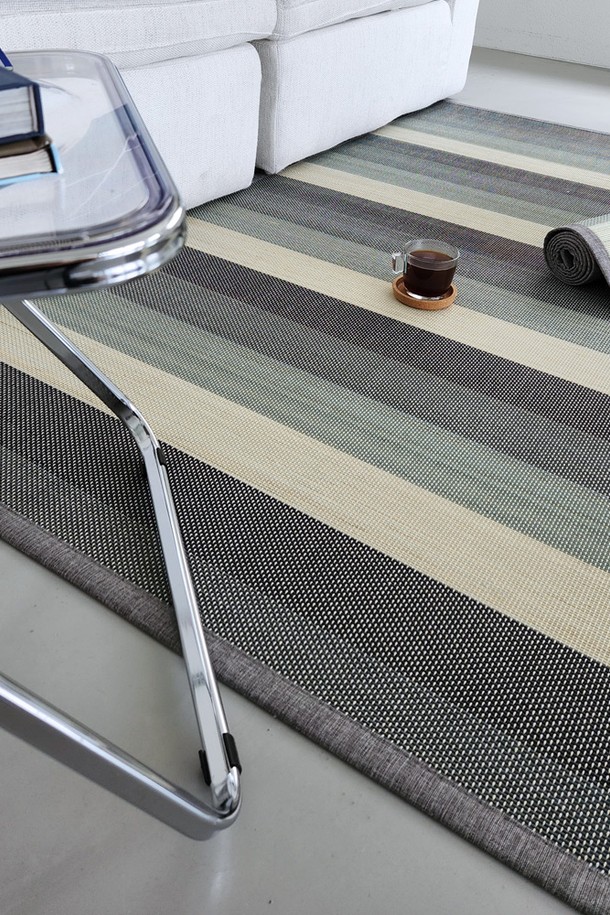 한일카페트 컬러블록 대자리는 90x180cm 1인용 사이즈로, 여름철 냉방용은 물론 거실이나 서재에서도 시원하게 사용할 수 있습니다. 통기성이 좋은 대나무 소재에 컬러 블록 스트라이프 패턴이 돋보이며, 150T 유압프레스 및 120°C 중열한 가공과 표면 코팅 처리, 수작업을 거쳐 튼튼하고 유연하게 제작되었습니다. 물세탁이 가능하여 관리가 용이하며, 직사광선을 피해 건조하면 오래도록 사용할 수 있는 내추럴 스타일의 얇은 대자리입니다.
