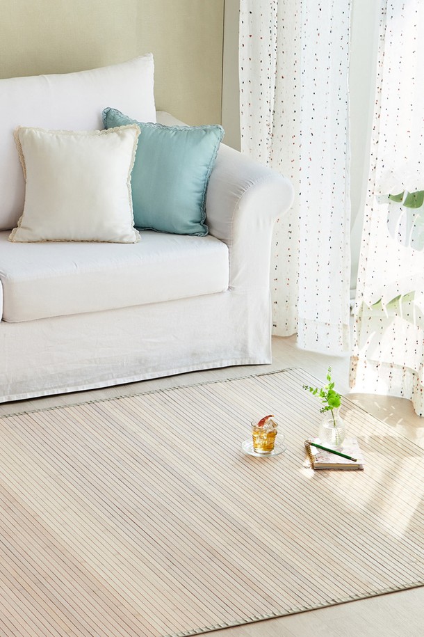 한일카페트의 천연 대나무 소재 17mm 두께 대자리 매트는 150x200cm 사이즈의 2인용 제품입니다. 통기성과 냉감 기능이 있어 여름철 실내에서 시원하고 쾌적하게 사용할 수 있으며, 내추럴 우드 컬러의 무지 디자인으로 자연스러운 분위기를 연출합니다. 직사광선을 피하고 물청소 후 건조하여 관리할 수 있는 친환경적인 대나무 매트입니다.
