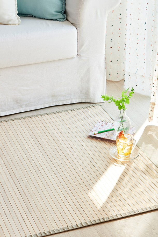 한일카페트의 17mm 천연 대나무 소재 여름 대자리 매트는 90x180cm 사이즈로 1인용으로 사용하기 적합하며, 전통적인 대나무 배열과 베이직톤 색감으로 디자인되었습니다. 통기성이 뛰어나고 보냉 기능이 있어 여름철에 시원하게 사용할 수 있으며, 미끄럼 방지 처리되어 안전합니다. 간편한 관리와 유연한 제작 방식으로 제작된 이 제품은 거실이나 서재에서 활용하기 좋으며, 걸레나 청소기로 손쉽게 청소할 수 있습니다.
