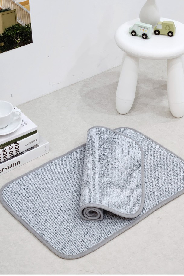 [한일카페트] 워셔블 페어링 발매트는 40x60 사이즈의 그레이 색상 발매트입니다. 극세사 소재로 부드러운 촉감을 자랑하며, 뛰어난 흡수력과 미끄럼방지 기능으로 욕실, 현관, 실내에서 안전하게 사용할 수 있습니다. 세탁이 가능하여 편리하게 관리할 수 있으며, 무지 패턴으로 어떤 인테리어에도 잘 어울립니다.
