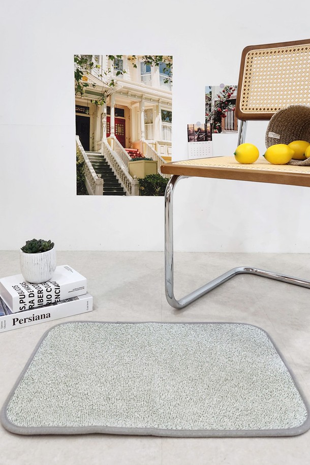 [한일카페트] 워셔블 페어링 발매트는 앙골라 아이보리, 미드나잇 블루, 포레스트 그린 색상으로 제공되며, 40x60cm 사이즈의 폴리에스테르 소재 발매트입니다. 13mm 두께의 조밀한 파일 구조와 논슬립 백킹 처리로 미끄럼 방지 기능이 있어 안전하며, 물세탁이 가능하여 관리가 용이합니다. 고급스러운 카페트 디자인이 공간과 자연스럽게 어우러져 현대적인 스타일링을 완성하며, 뛰어난 내구성을 자랑하는 실내용 발매트입니다.
