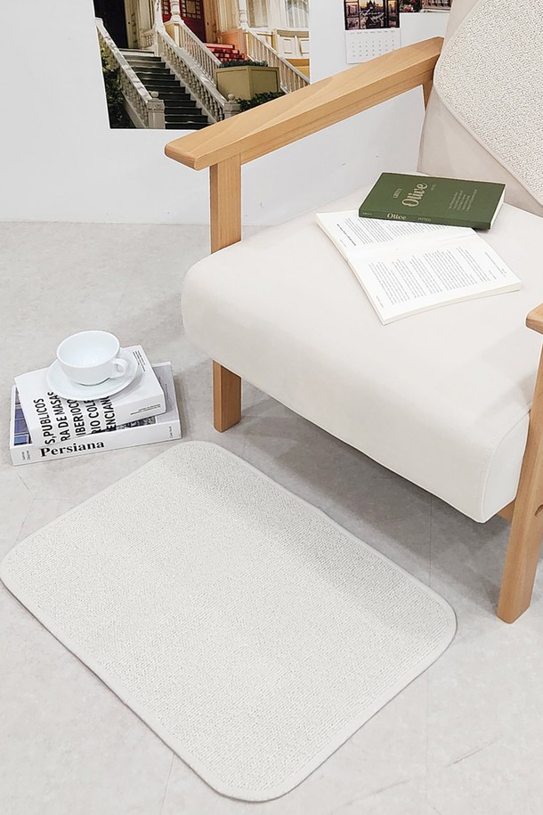 [한일카페트] 워셔블 페어링 발매트는 40x60 사이즈의 화이트 컬러 발매트로, 폴리에틸렌 소재로 제작되어 실내 및 욕실에서 사용하기 적합합니다. 워셔블 기능으로 세탁이 용이하며, 흡수력이 뛰어나 쾌적하게 사용할 수 있습니다. 심플하고 모던한 무지의 페어링 디자인이 특징이며, 공간 매칭이 용이한 미니멀 스타일입니다.
