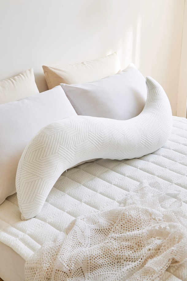 [한일카페트] 스노우 S자 냉감 듀라론 바디 필로우는 폴리에틸렌과 폴리에스터 소재의 화이트 색상 바디필로우입니다. DURARONcool 냉감 소재와 3중직 자가드 원단을 사용했으며, S자형 디자인과 인체공학적 설계로 측면, 엎드려 수면 시 편안함을 제공하고 다리 사이 쿠션 및 포옹 쿠션으로도 활용 가능합니다. 지퍼 분리형 세탁 커버로 관리가 용이하며, 일반 냉감 소재 대비 4배 효과의 접촉 냉감 효과(Qmax = 0.403)를 제공합니다.
