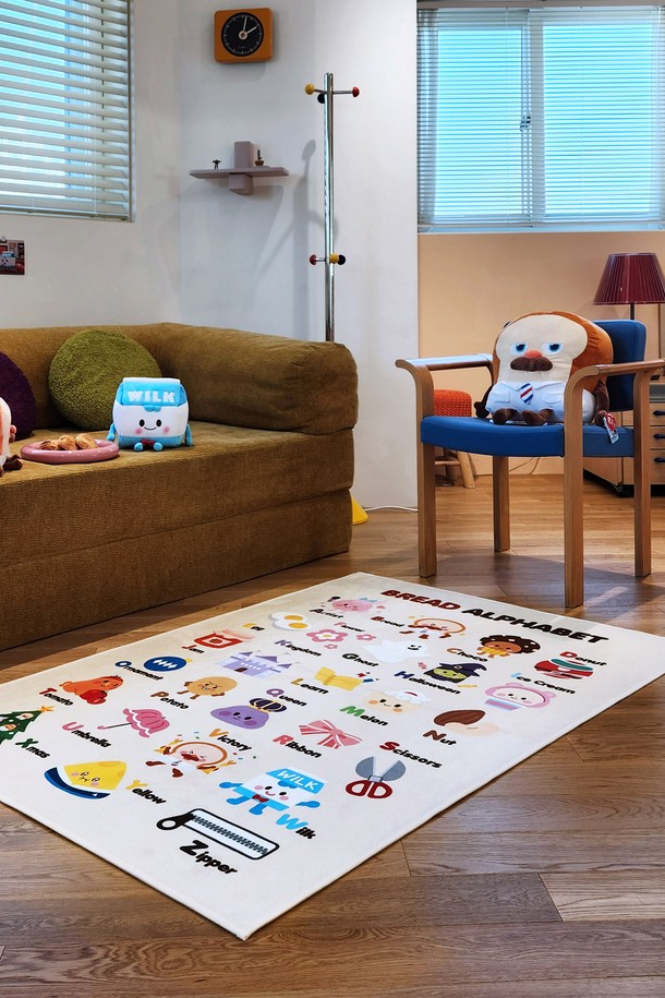 [한일카페트x브레드이발소] 콜라보로 탄생한 알파벳 놀이 키즈러그는 100x150cm 사이즈의 폴리에스터 소재 러그/카페트입니다. 화이트, 멀티컬러 색상에 알파벳, 캐릭터, 프린트 패턴이 적용되었으며, 미끄럼방지, 충격흡수, 방음, 항균 기능을 갖춘 두꺼운 제품입니다. KC인증, 무독성, 세탁가능, 먼지없음, 바이어스마감 특징과 함께 안전을 고려한 KC안전기준통과, 납/카드뮴/프탈레이트 함유량 테스트 통과, 항균 인증을 완료하여 안심하고 사용할 수 있으며, 인테리어 및 교육용으로 사계절 사용 가능합니다.
