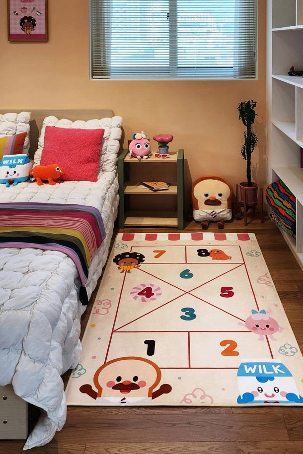 [한일카페트x브레드이발소] 콜라보! 사방치기 디자인의 사계절 아이방 키즈 러그(100x150)로, 폴리에스터 소재로 제작되어 부드러운 촉감과 볼륨감 있는 텍스처를 자랑합니다. KC인증, 항균인증, 어린이제품안전기준을 통과한 안전한 제품으로, 미끄럼방지, 물세탁 가능, 충격흡수, 소음완화, 항균, 먼지날림방지 기능까지 갖춰 아이들이 안심하고 뛰어놀 수 있는 공간을 만들어줍니다. 36개월 이상 사용 가능하며, 구김 없이 말아서 배송되는 편리함까지 더했습니다.
