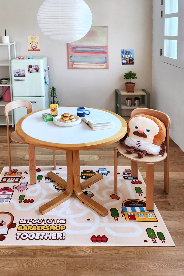 [한일카페트x브레드이발소] 콜라보로 탄생한 도로놀이 빌리지 사계절 아이방 러그는 100x150cm 크기의 키즈 카페트입니다. 폴리에스터 소재에 도로, 빌리지, 캐릭터 패턴이 디지털프린팅으로 디자인되었으며, 미끄럼방지, 항균, 충격흡수, 소음완화 기능과 KC인증을 받은 안전한 제품입니다. 5mm 두께에 먼지 날림이 없고, 완충재가 포함되어 있으며 36개월 이상 아이들이 사용하기 적합한 키즈, 캐주얼 스타일의 사계절 러그입니다.
