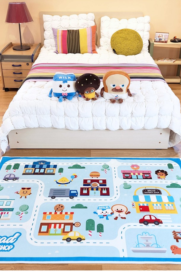 [한일카페트x브레드이발소] 콜라보! 도로놀이 블루 사계절 아이방 러그는 100x150cm 사이즈의 폴리에스터 재질 키즈 카페트입니다. 3중 구조로 충격 흡수가 뛰어나고, 미끄럼 방지 기능과 물세탁이 가능하며 항균 처리까지 되어 안심하고 사용할 수 있습니다. 브레드이발소 테마의 도로놀이 패턴과 사방치기 게임 디자인이 아이들의 상상력과 재미를 더합니다.
