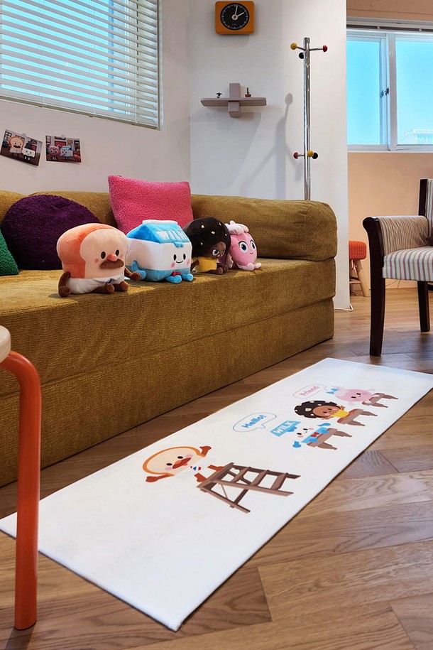 [한일카페트x브레드이발소] 프렌즈 체어 러너는 45x130cm 사이즈의 거실, 주방 겸용 러너 및 발매트입니다. 폴리에스터 소재로 제작되었으며, 프렌즈 캐릭터 디자인이 돋보입니다. 미끄럼 방지, 항균, 방수 기능과 세탁 가능하며, KC 안전인증, 항균 인증을 완료한 5mm 두께의 제품으로 36개월 이상 사용 가능합니다.
