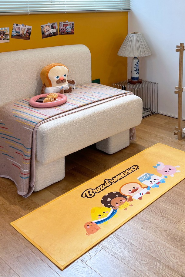 [한일카페트x브레드이발소] 콜라보! 옐로우 컬러에 귀여운 캐릭터 패턴이 돋보이는 45x130cm 사이즈의 러너 겸 발매트입니다. 폴리에스터 소재로 제작되었으며, 미끄럼 방지 및 항균 기능은 물론 KC인증과 어린이제품안전기준을 충족하여 안전하게 사용할 수 있습니다. 5mm 두께의 옐로우 러너는 거실, 주방, 욕실, 침실 등 다양한 공간에서 인테리어 포인트 아이템으로 활용 가능하며, 바닥 밀착성이 뛰어나고 내구성이 강화된 제품입니다.
