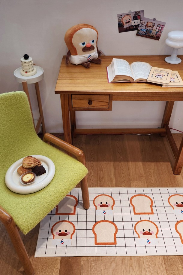 [한일카페트x브레드이발소] 체크 브레드 러너는 옐로우, 스카이블루, 마카롱핑크 컬러의 폴리에스테르 소재로 제작된 45x130cm 사이즈의 러너 겸 발매트입니다. 미끄럼방지, 항균 기능과 내구성을 갖춘 이 러너는 바닥 밀착성이 뛰어나고 부드러운 텍스처를 제공하며, 거실, 주방, 욕실 등 다양한 공간에서 활용 가능합니다. 특히 항균인증을 받은 제품으로 36개월 이상 사용 가능하며, 체크 무늬와 브레드이발소 캐릭터 디자인이 돋보입니다.
