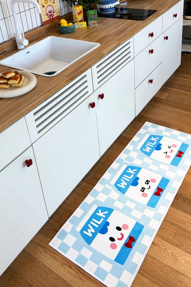 [한일카페트x브레드이발소] 콜라보! 윌크 스카이 러너는 45x130cm 사이즈의 거실 및 주방 겸용 러너 겸 발매트입니다. 스카이블루 색상에 귀여운 캐릭터 프린트가 돋보이며, 폴리에스테르 소재로 제작되어 항균 99.99% 효과와 미끄럼 방지 기능까지 갖춘 세탁이 용이한 제품입니다. KC인증을 완료한 5mm 두께의 이 러너는 36개월 이상 사용 권장되는 안전한 인테리어 소품입니다.