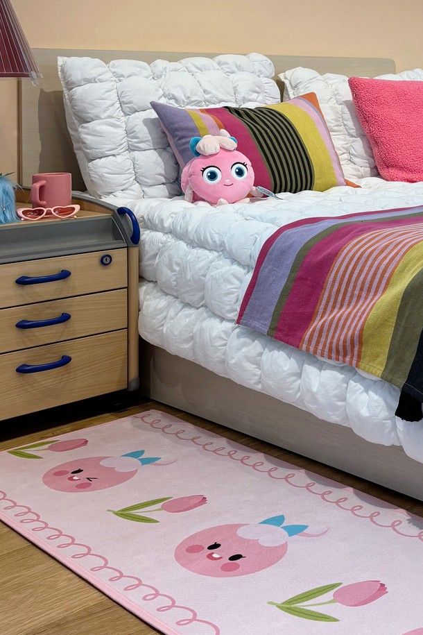 [한일카페트x브레드이발소] 콜라보! 마카롱과 캐릭터 패턴이 돋보이는 핑크 색상의 러너 겸 발매트입니다. 45x130cm 사이즈의 폴리에스테르 소재로 제작되었으며, 미끄럼 방지 및 항균 기능이 있고 세탁기로 간편하게 세척할 수 있습니다. 거실, 주방, 욕실 등 다양한 공간에서 36개월 이상 아이부터 사용하기 적합하며, KC인증을 받은 안전한 제품입니다.
