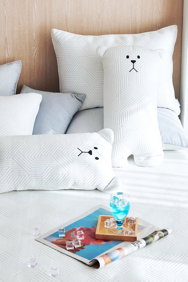 [한일카페트] 이글루 듀라론 냉감 인형 쿠션은 폴리에틸렌과 폴리에스터 소재를 사용하여 냉감, 흡습, 속건, 발수 기능을 제공하며, 여름철 수면용으로 적합합니다. 화이트 색상의 캐릭터 패턴으로 디자인되었으며, 35cm X 70cm 사이즈로 제작되었습니다. 두라론 소재를 사용하여 높은 강도와 우수한 탄성을 자랑하며, 세탁 후에도 냉감 효과가 유지되고 Qmax 값은 0.7 이상입니다.
