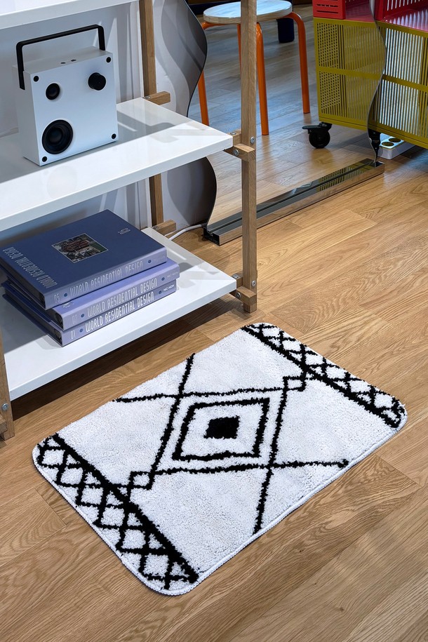 [한일카페트] 모로코 자가드 발매트는 화이트, 블랙 컬러의 모던한 모로칸 스타일로 욕실과 주방에 잘 어울립니다. 폴리에스터 소재의 7mm 두께 고밀도 파일로 제작되어 보행감이 향상되고 TPR 논슬립 바닥으로 미끄럼을 방지하며, 먼지 분산 감소 효과가 있습니다. 자가드 가공과 커스텀 컬러 원사를 사용해 디자인되었으며, 일반 고무 대비 가벼운 TPR 소재로 우수한 탄성과 복원력을 자랑합니다.

