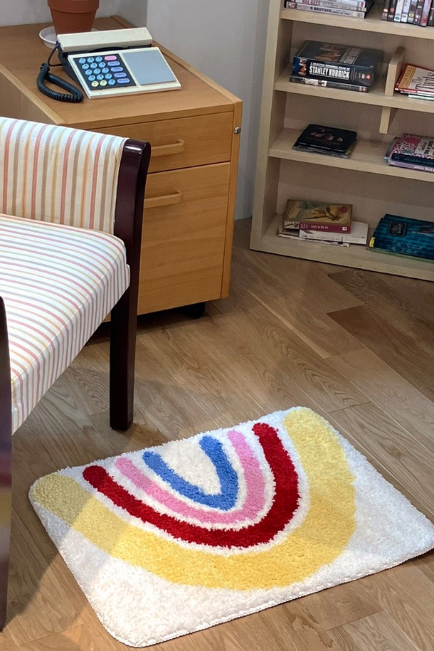 [한일카페트] 레인보우 자가드 욕실 주방 발매트는 45x65cm 사이즈의 폴리에스터 소재로 제작되었으며, 레인보우 자가드 패턴이 돋보이는 제품입니다. 7mm 두께의 고밀도 파일과 TPR 논슬립 바닥으로 미끄럼 방지 기능은 물론, 먼지 분산 방지 및 뛰어난 보행감을 제공하며, 욕실과 주방 어디든 실내에서 사용하기 적합합니다. 멀티컬러의 커스텀 컬러 원사를 사용한 자가드 가공으로 내구성과 탄력성이 뛰어나 오래도록 사용할 수 있습니다.
