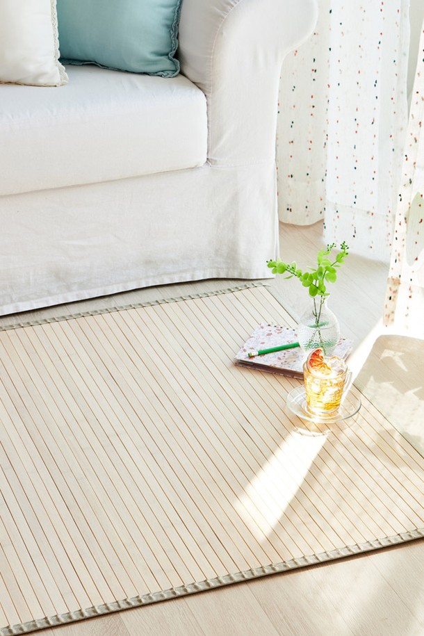 한일카페트의 천연 대나무 소재 17mm 두께 대자리 매트는 150x200cm 사이즈의 2인용 제품입니다. 통기성과 냉감 기능이 있어 여름철 실내에서 시원하고 쾌적하게 사용할 수 있으며, 내추럴 우드 컬러의 무지 디자인으로 자연스러운 분위기를 연출합니다. 직사광선을 피하고 물청소 후 건조하여 관리할 수 있는 친환경적인 대나무 매트입니다.
