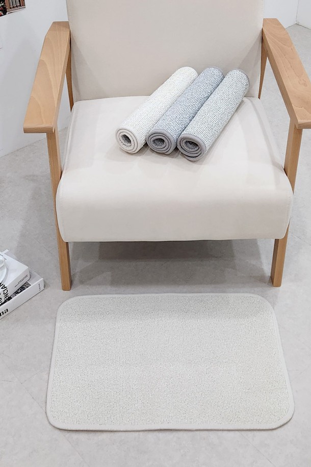 [한일카페트] 워셔블 페어링 발매트는 40x60 사이즈의 화이트 컬러 발매트로, 폴리에틸렌 소재로 제작되어 실내 및 욕실에서 사용하기 적합합니다. 워셔블 기능으로 세탁이 용이하며, 흡수력이 뛰어나 쾌적하게 사용할 수 있습니다. 심플하고 모던한 무지의 페어링 디자인이 특징이며, 공간 매칭이 용이한 미니멀 스타일입니다.
