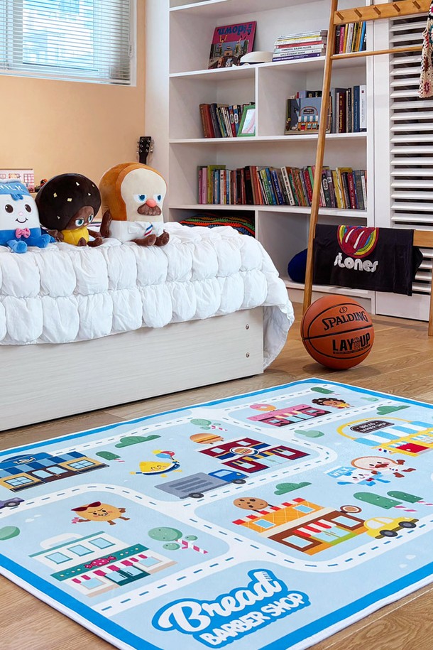 [한일카페트x브레드이발소] 콜라보! 도로놀이 블루 사계절 아이방 러그는 100x150cm 사이즈의 폴리에스터 재질 키즈 카페트입니다. 3중 구조로 충격 흡수가 뛰어나고, 미끄럼 방지 기능과 물세탁이 가능하며 항균 처리까지 되어 안심하고 사용할 수 있습니다. 브레드이발소 테마의 도로놀이 패턴과 사방치기 게임 디자인이 아이들의 상상력과 재미를 더합니다.
