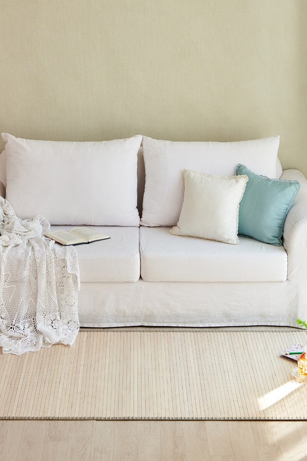 한일카페트의 천연 대나무 소재 17mm 두께 대자리 매트는 150x200cm 사이즈의 2인용 제품입니다. 통기성과 냉감 기능이 있어 여름철 실내에서 시원하고 쾌적하게 사용할 수 있으며, 내추럴 우드 컬러의 무지 디자인으로 자연스러운 분위기를 연출합니다. 직사광선을 피하고 물청소 후 건조하여 관리할 수 있는 친환경적인 대나무 매트입니다.
