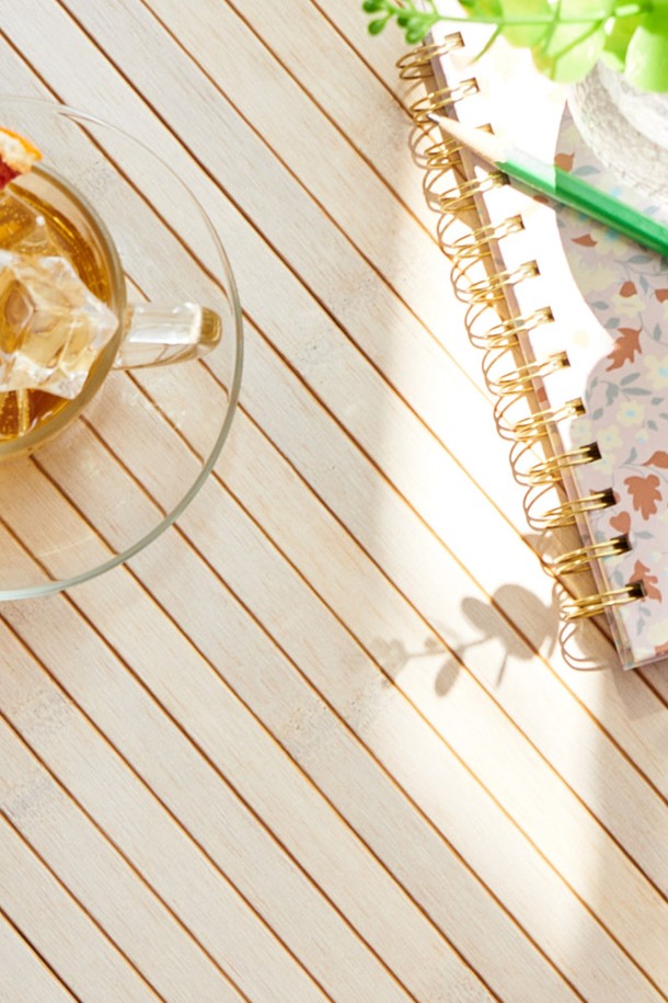 한일카페트의 17mm 천연 대나무 소재 여름 대자리 매트는 90x180cm 사이즈로 1인용으로 사용하기 적합하며, 전통적인 대나무 배열과 베이직톤 색감으로 디자인되었습니다. 통기성이 뛰어나고 보냉 기능이 있어 여름철에 시원하게 사용할 수 있으며, 미끄럼 방지 처리되어 안전합니다. 간편한 관리와 유연한 제작 방식으로 제작된 이 제품은 거실이나 서재에서 활용하기 좋으며, 걸레나 청소기로 손쉽게 청소할 수 있습니다.
