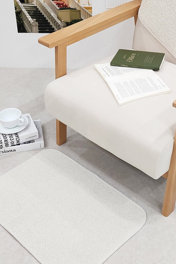 [한일카페트] 워셔블 페어링 발매트는 40x60 사이즈의 화이트 컬러 발매트로, 폴리에틸렌 소재로 제작되어 실내 및 욕실에서 사용하기 적합합니다. 워셔블 기능으로 세탁이 용이하며, 흡수력이 뛰어나 쾌적하게 사용할 수 있습니다. 심플하고 모던한 무지의 페어링 디자인이 특징이며, 공간 매칭이 용이한 미니멀 스타일입니다.
