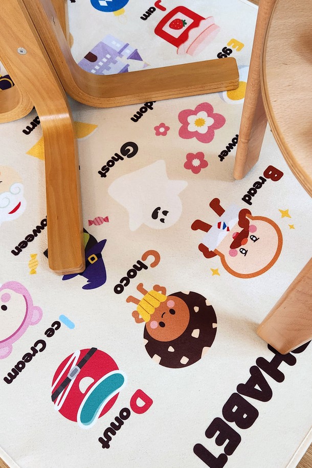 [한일카페트x브레드이발소] 콜라보로 탄생한 알파벳 놀이 키즈러그는 100x150cm 사이즈의 폴리에스터 소재 러그/카페트입니다. 화이트, 멀티컬러 색상에 알파벳, 캐릭터, 프린트 패턴이 적용되었으며, 미끄럼방지, 충격흡수, 방음, 항균 기능을 갖춘 두꺼운 제품입니다. KC인증, 무독성, 세탁가능, 먼지없음, 바이어스마감 특징과 함께 안전을 고려한 KC안전기준통과, 납/카드뮴/프탈레이트 함유량 테스트 통과, 항균 인증을 완료하여 안심하고 사용할 수 있으며, 인테리어 및 교육용으로 사계절 사용 가능합니다.
