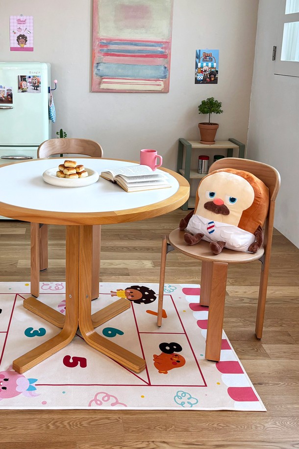 [한일카페트x브레드이발소] 콜라보! 사방치기 디자인의 사계절 아이방 키즈 러그(100x150)로, 폴리에스터 소재로 제작되어 부드러운 촉감과 볼륨감 있는 텍스처를 자랑합니다. KC인증, 항균인증, 어린이제품안전기준을 통과한 안전한 제품으로, 미끄럼방지, 물세탁 가능, 충격흡수, 소음완화, 항균, 먼지날림방지 기능까지 갖춰 아이들이 안심하고 뛰어놀 수 있는 공간을 만들어줍니다. 36개월 이상 사용 가능하며, 구김 없이 말아서 배송되는 편리함까지 더했습니다.
